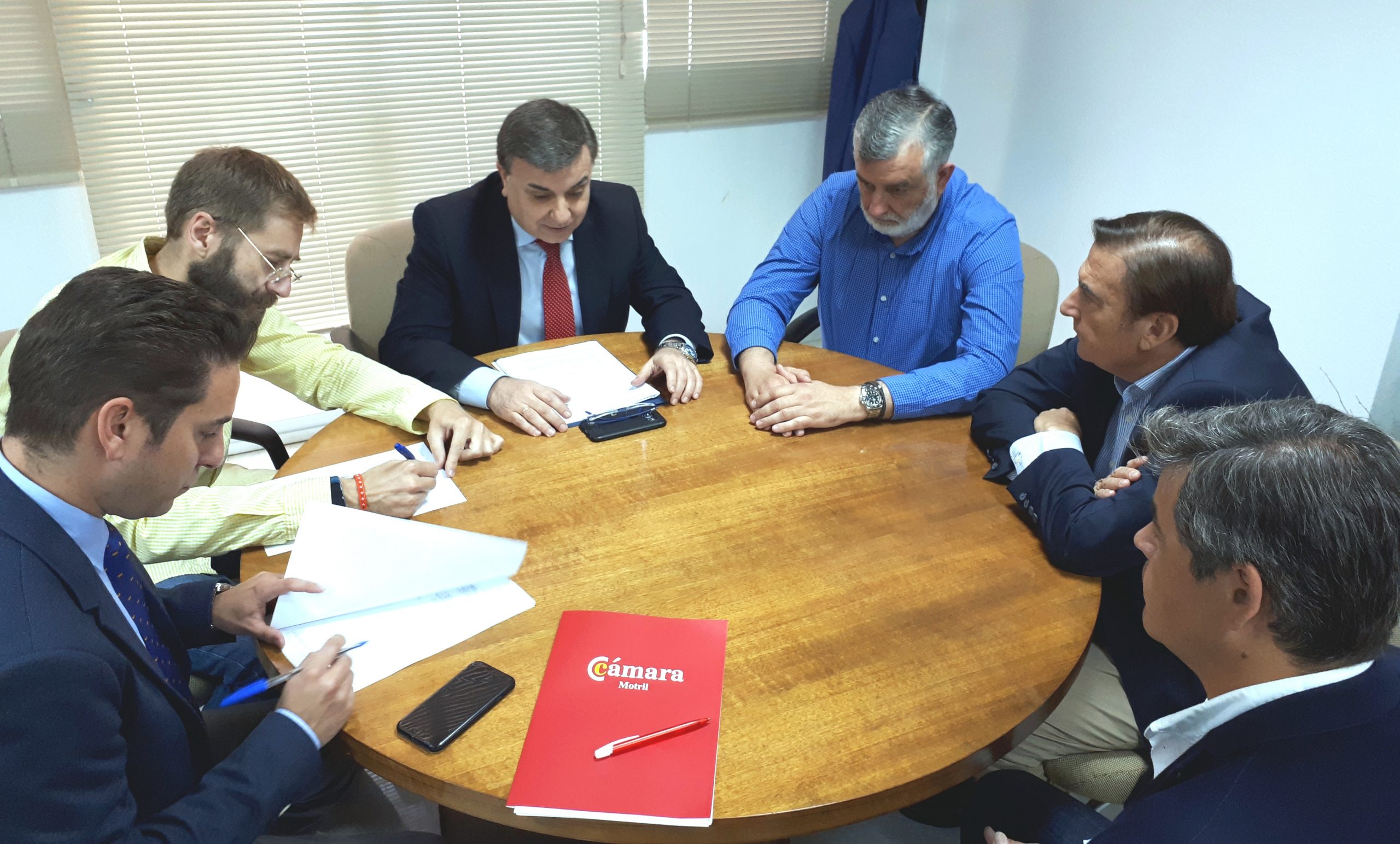 El subdelegado del Gobierno y el jefe provincial de Costas anuncian que los trabajos de regeneración de las playas de la Costa finalizarán el 1 de junio